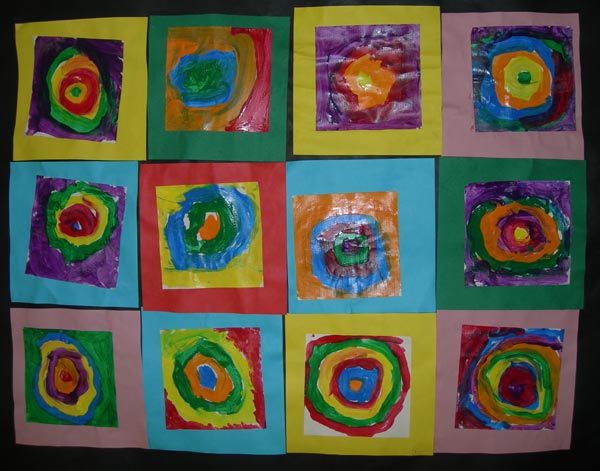 cercles concentriques faits par des enfants à la manière de Kandinsky