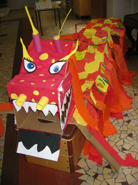 dragon fait avec des caisses en carton