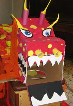 dragon fait avec des caisses en carton