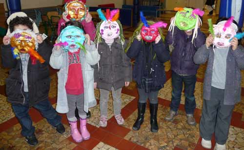 enfants portant des masques style vénitien faits par eux