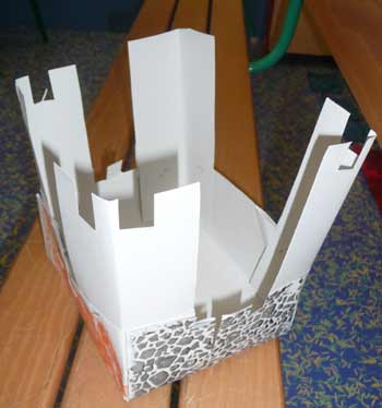 maquette de château fort en carton