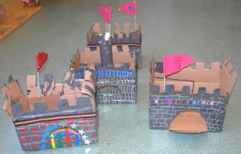 château fort fait avec une boite en carton et décoré de gommettes