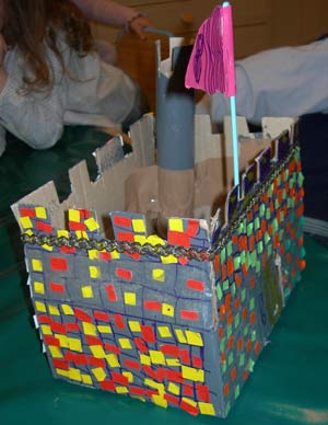 château fort fait avec une boite en carton et décoré de gommettes