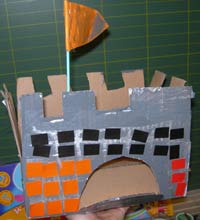 château fort fait avec une boite en carton