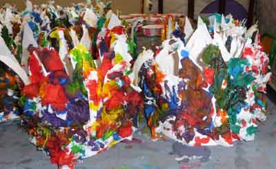 couronne multicolore en carton sur laquelle sont collés des mouchoirs en papier trempés dans de l'encre