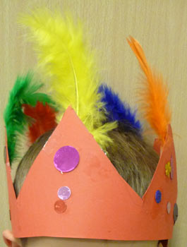 couronnes décorées avec des plumes et des paillettes