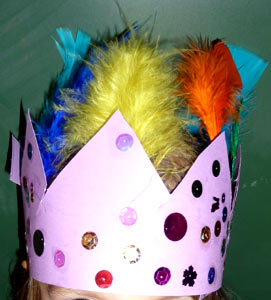 couronnes décorées avec des plumes et des paillettes