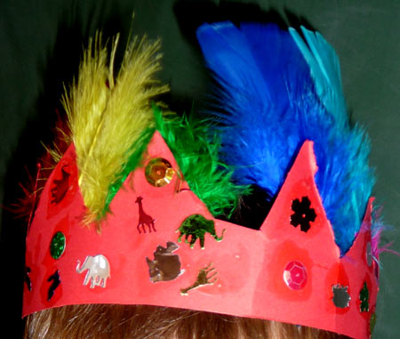 couronnes décorées avec des plumes et animaux en métal brillant
