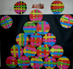 galettes faites de bandes de papier multicolores et affichées