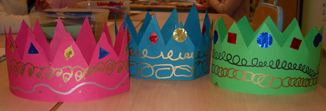 trois couronnes décorées avec des décorations en papier brillant