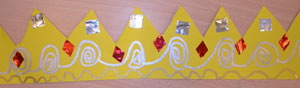 couronne jaune décorée avec des décorations en papier brillant
