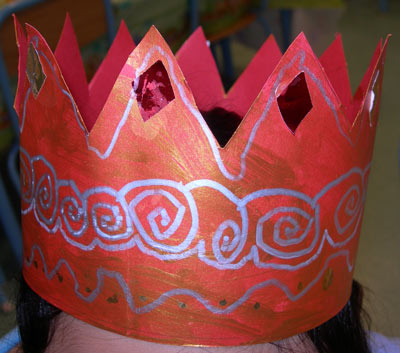 couronne rouge décorée portée par un enfant