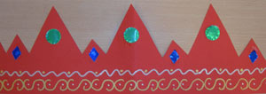 couronne rouge décorée avec des décorations en papier brillant et des décorations