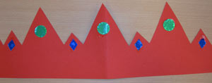 couronne rouge décorée avec des décorations en papier brillant