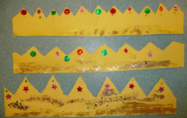 couronnes jaunes avec des décorations en papier brillant