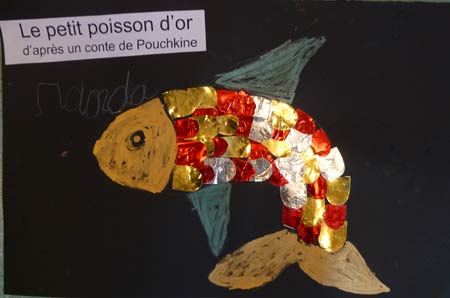 poisson avec des écailles collées sur fond noir