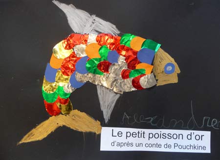 poisson avec des écailles collées sur fond noir