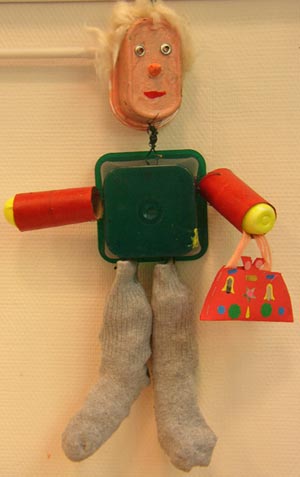 marionnette avec des pots et des rouleaux en carton