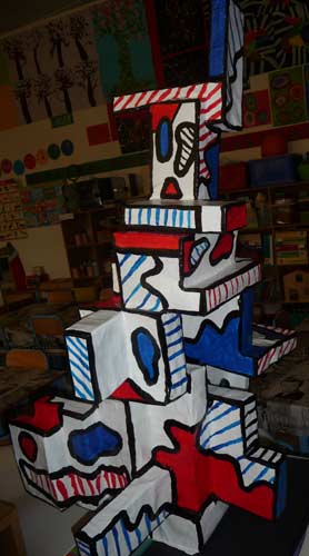 sculpture à la manière de Dubuffet réalisée avec des graphismes noirs, rouges et bleus