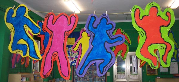 silhouettes multicolores réalisées par des enfants à la manière des silhouettes de Keith Haring