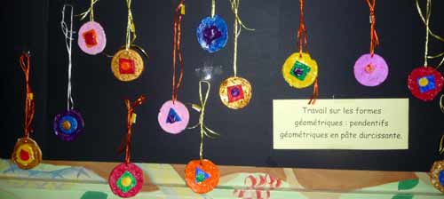 pendentifs en volume  faits en maternelle inspirés des cercles de Kandinsky