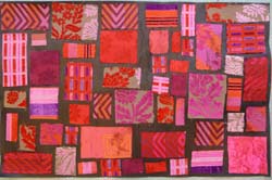 tableau composé de rectangles de tissus dans les tons de rouge collés à la manière d'un tableau de Mondrian