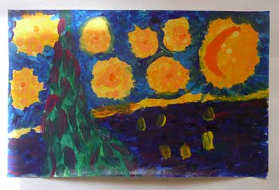 tableau à la gouache fait par un enfant de maternelle ressemblant à nuit étoilée de Van-Gogh