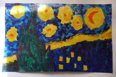 tableau à la gouache fait par un enfant de maternelle ressemblant à nuit étoilée de Van-Gogh