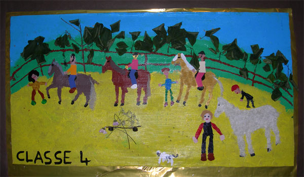 peinture faite par des enfants de maternelle représentant des chevaux et leurs cavaliers