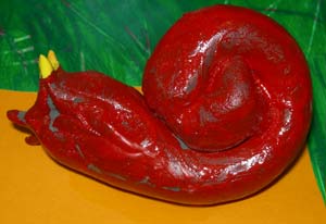 escargot en pâte à modeler durcissante peinte