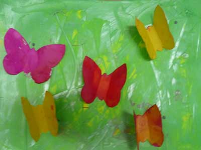 papillons en papiers collés sur un fond vert