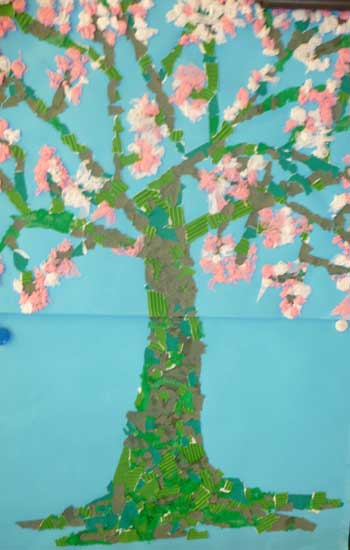 arbre au printemps en papier de soie à l'école maternelle