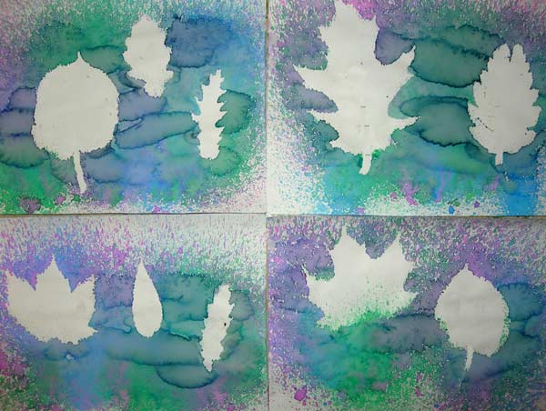 empreintes de feuilles d'arbre avec de l'encre vaporisée