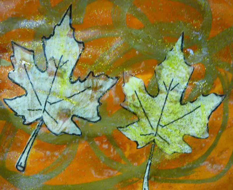 feuilles d'arbre en papier sur fond brillant