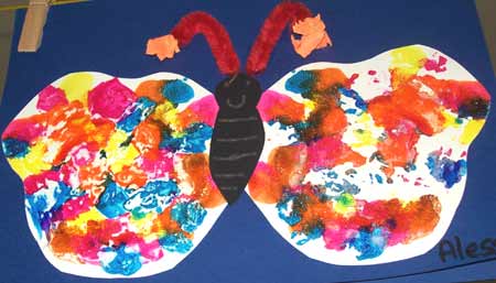 papillon en papier avec taches symétriques sur les ailes