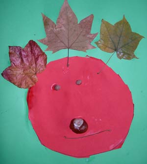 portrait avec des feuilles d'arbre