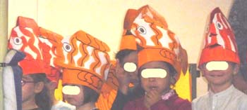 enfants portant un chapeau en forme de poisson