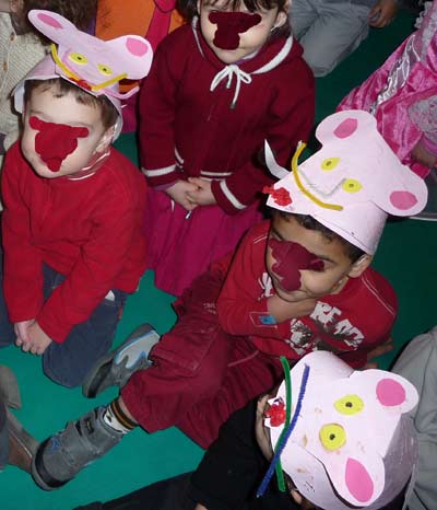 enfants de petite section de maternelle portant un chapeau de souris