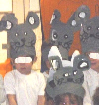 enfants de petite section de maternelle portant un chapeau de souris