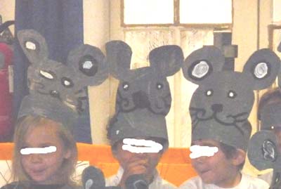 enfants de petite section de maternelle portant un chapeau de souris