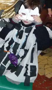 déguisement de chat avec un masque et une tunique en papier