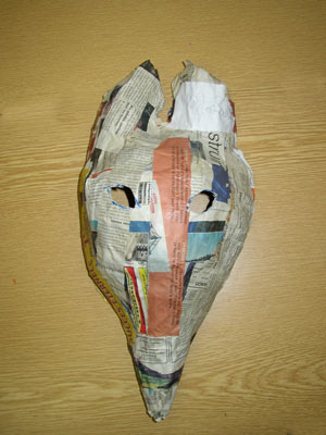 moulage en papier maché d'un masque de chèvre