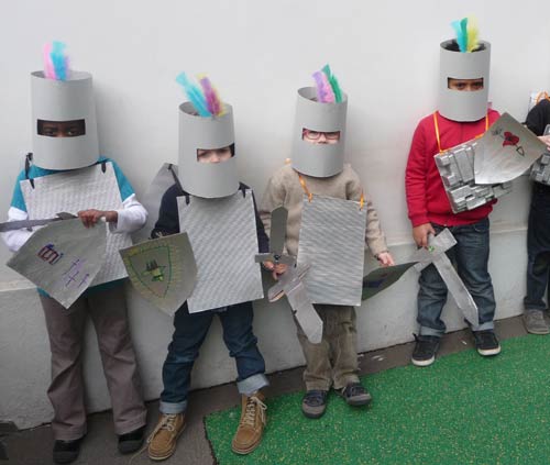 déguisement de chevalier avec heaume, bouclier, tunique et épée