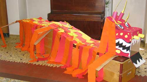 dragon fait avec des caisses en carton