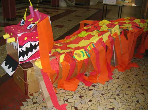 dragon fait avec des caisses en carton