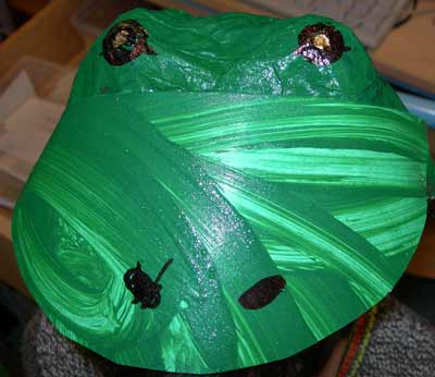 chapeau de grenouille en papier maché et carton