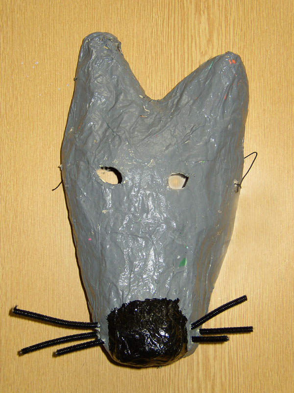 masque de loup en papier maché peint