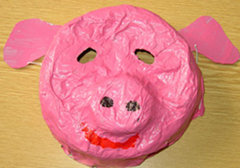 masque de cochon en papier maché peint et décoré