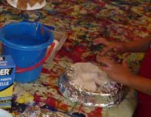 enfant qui fait du papier maché