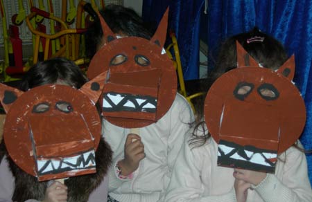 masques de loup fabriqués à l'école